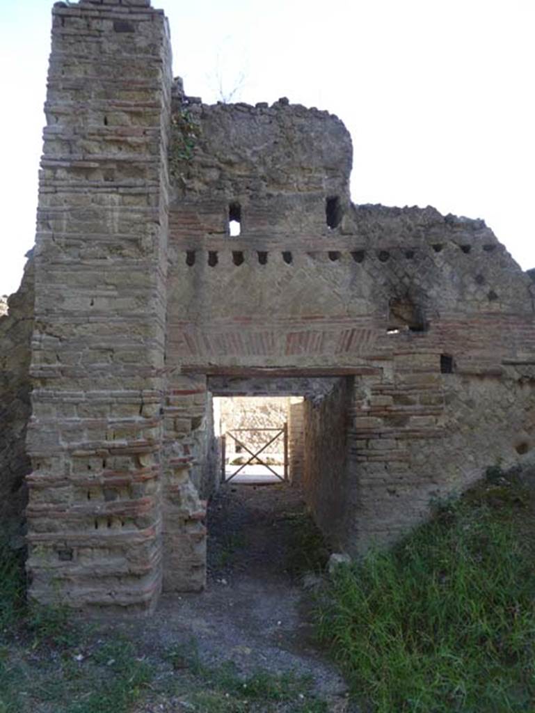 II.5 Herculaneum, September 2015. Looking east along entrance corridor towards entrance doorway onto Cardo III Inferiore. Photo courtesy of Michael Binns
